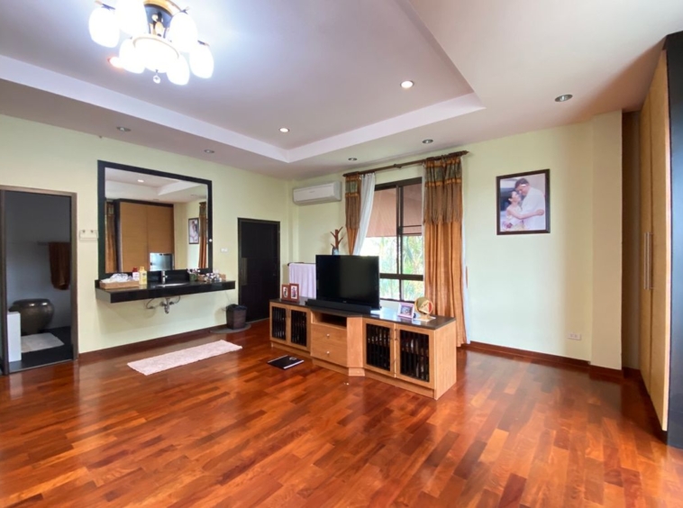 6 bed family home with private pool for sale in Nam Phrae Chiang Mai-P-PHS936