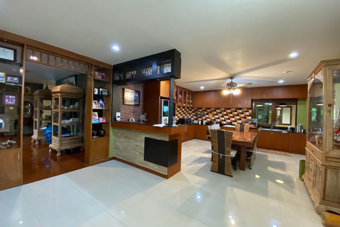 6 bed family home with private pool for sale in Nam Phrae Chiang Mai-P-PHS936