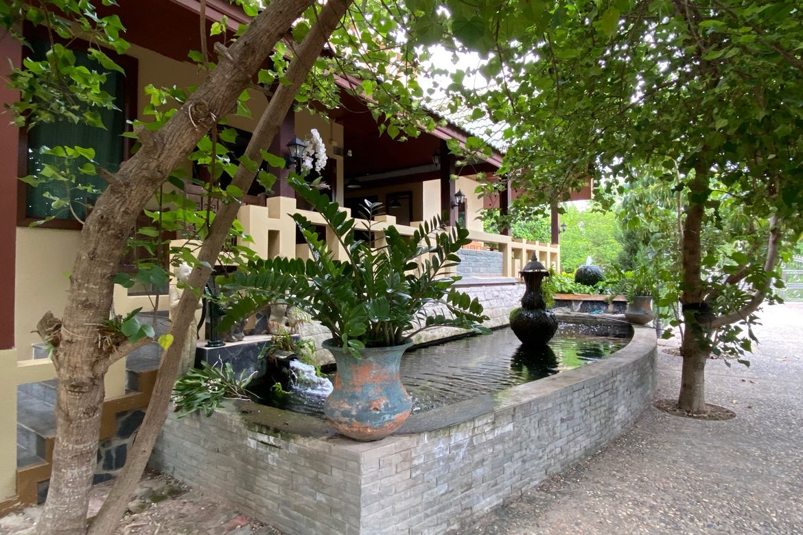 6 bed family home with private pool for sale in Nam Phrae Chiang Mai-P-PHS936