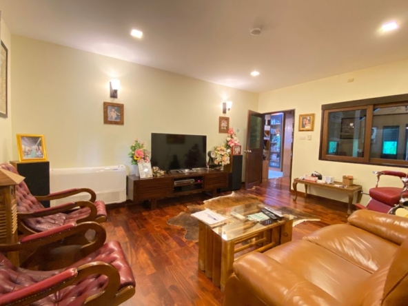 6 bed family home with private pool for sale in Nam Phrae Chiang Mai-P-PHS936