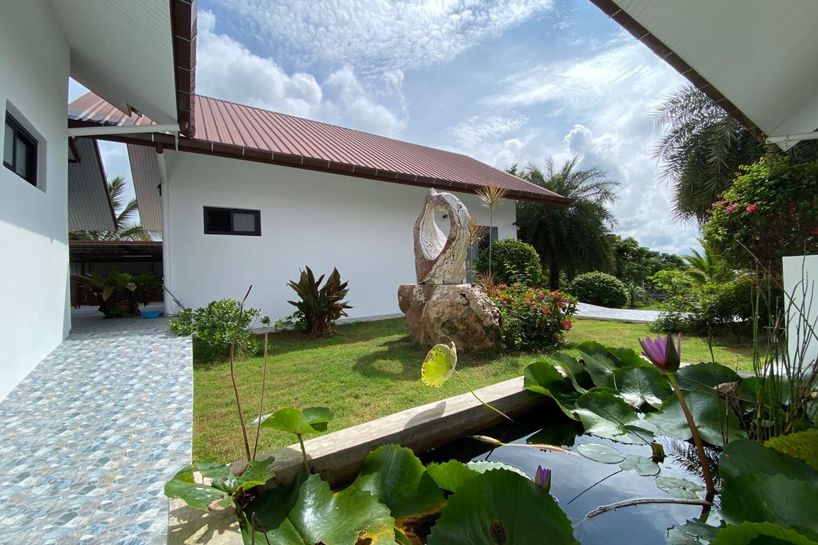 A pool villa 4 bed for sale in Mae Tang