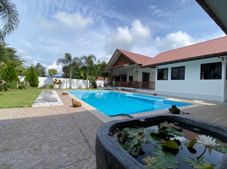 A pool villa 4 bed for sale in Mae Tang