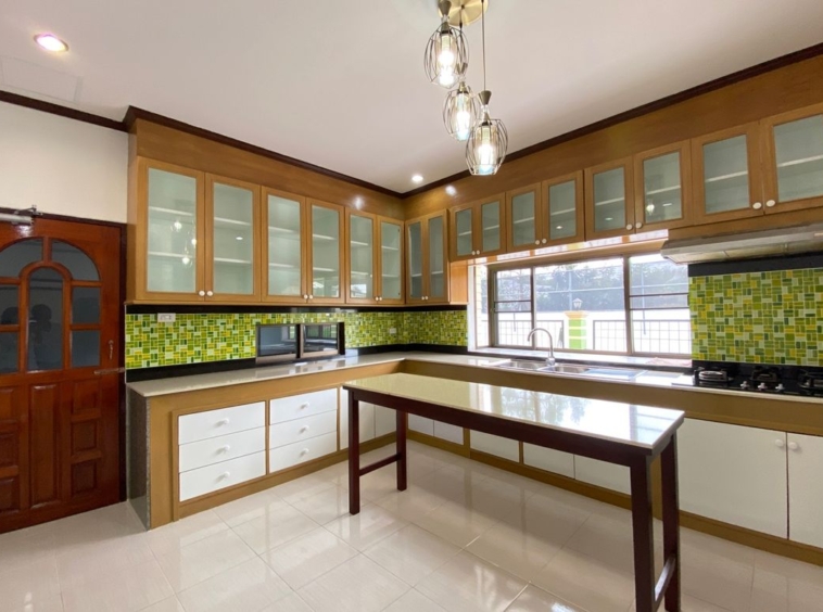 6 bed house for sale in Muang