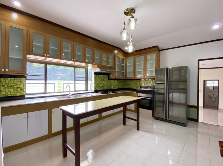 6 bed house for sale in Muang