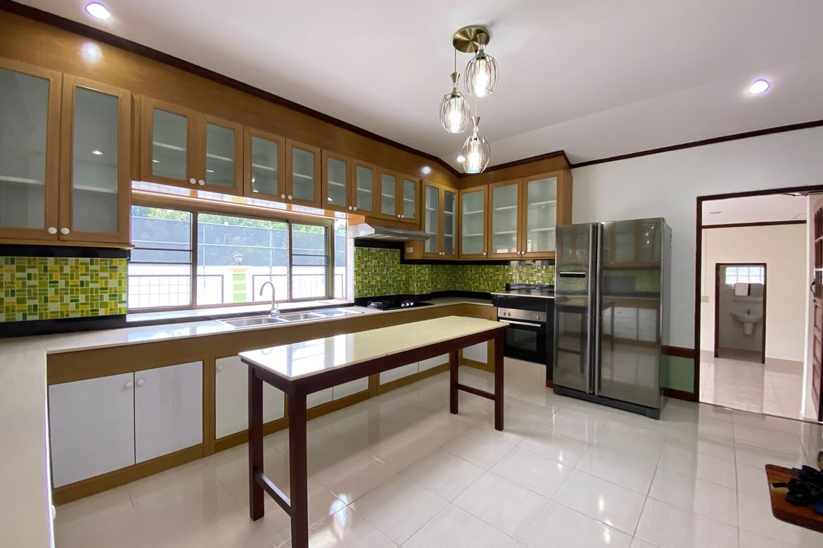 6 bed house for sale in Muang