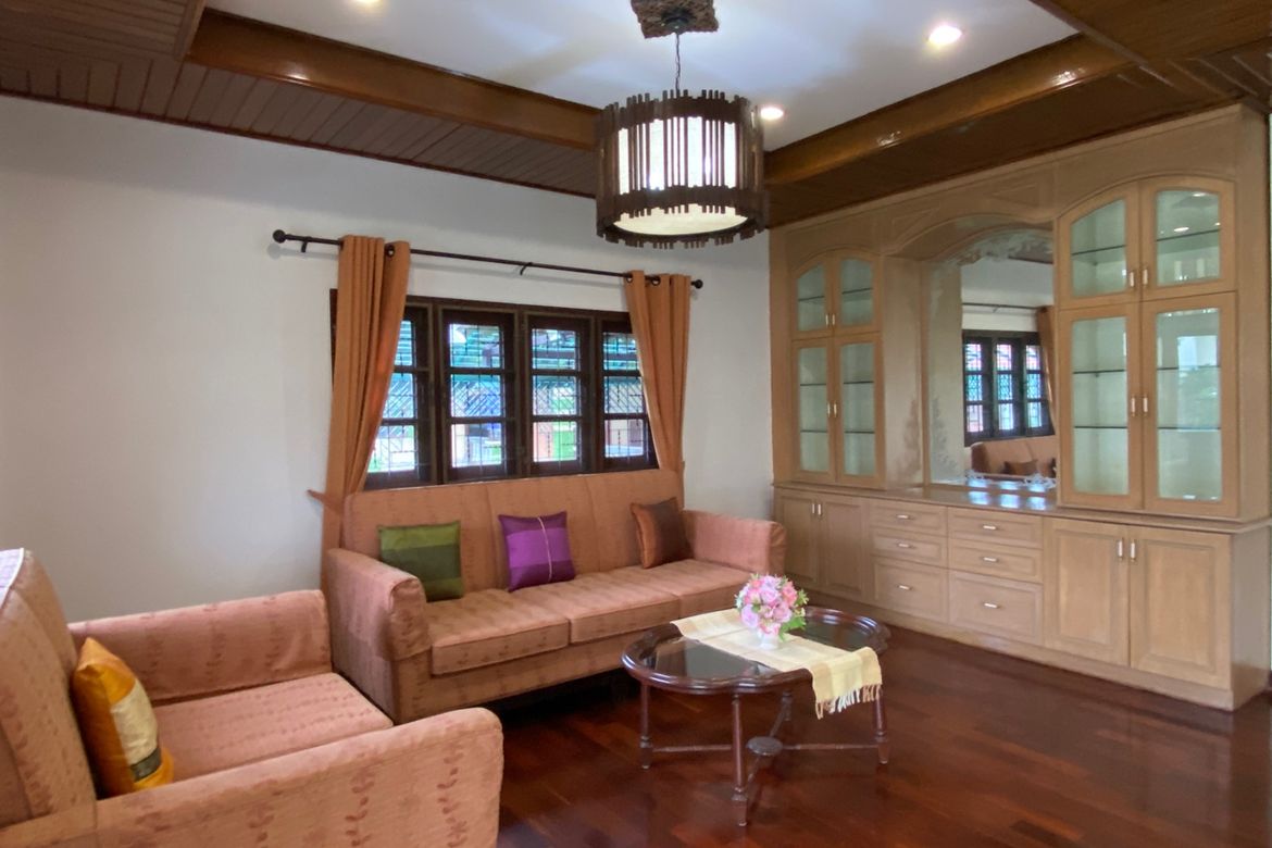 6 bed house for sale in Muang