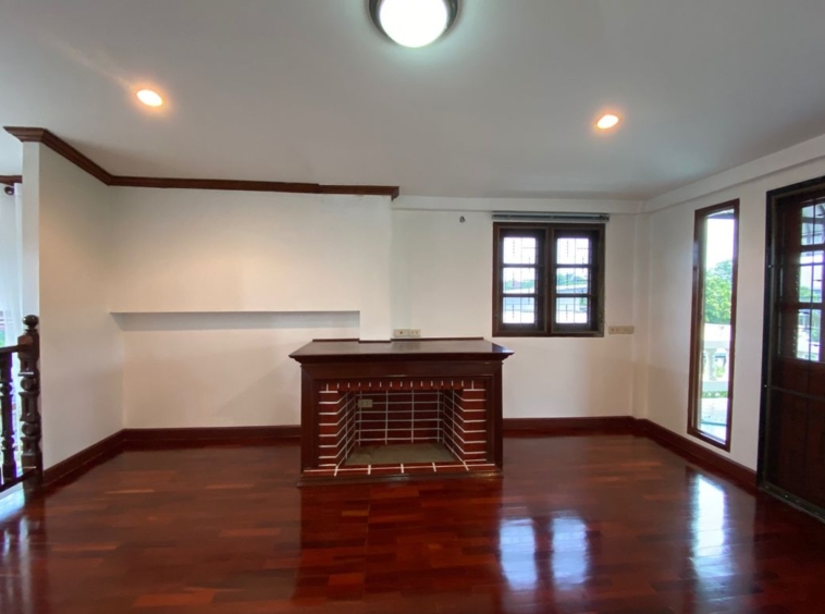 6 bed house for sale in Muang