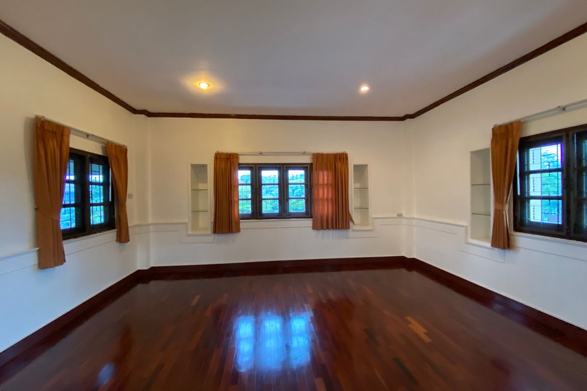 6 bed house for sale in Muang