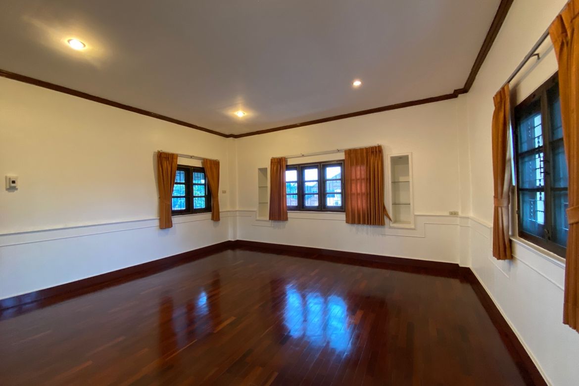 6 bed house for sale in Muang