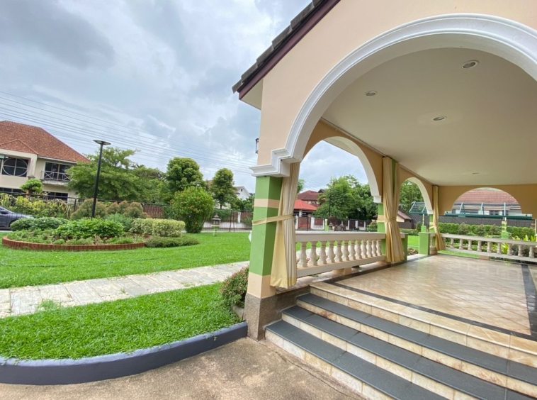 6 bed house for sale in Muang