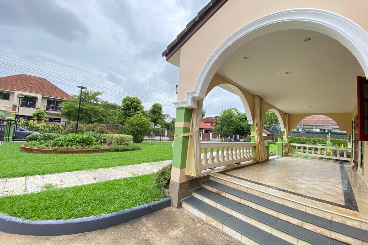 6 bed house for sale in Muang