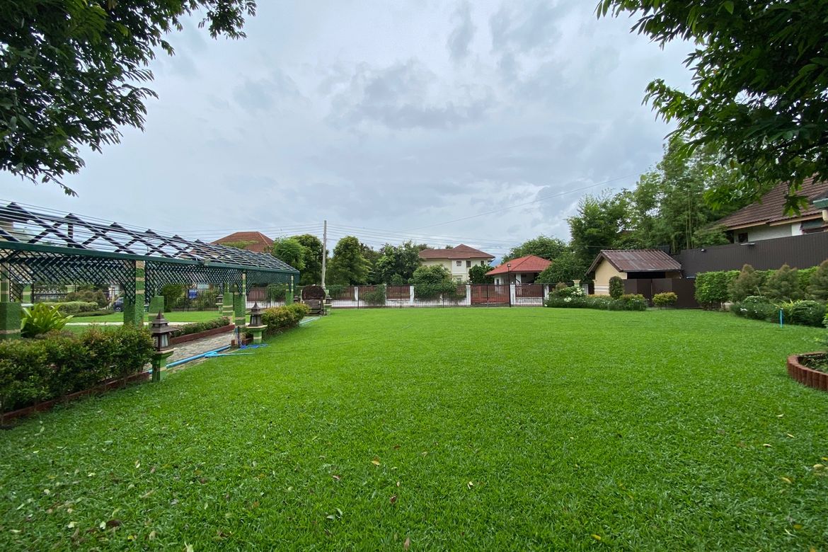 6 bed house for sale in Muang