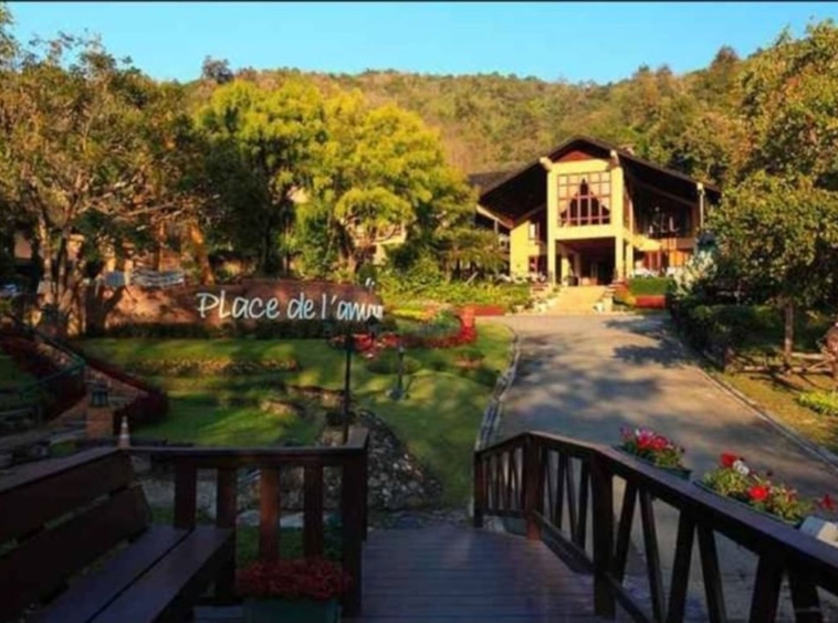 Vacation home for sale For those who love to live with nature on the surrounding valley. It is an English style villa.-J-LN073