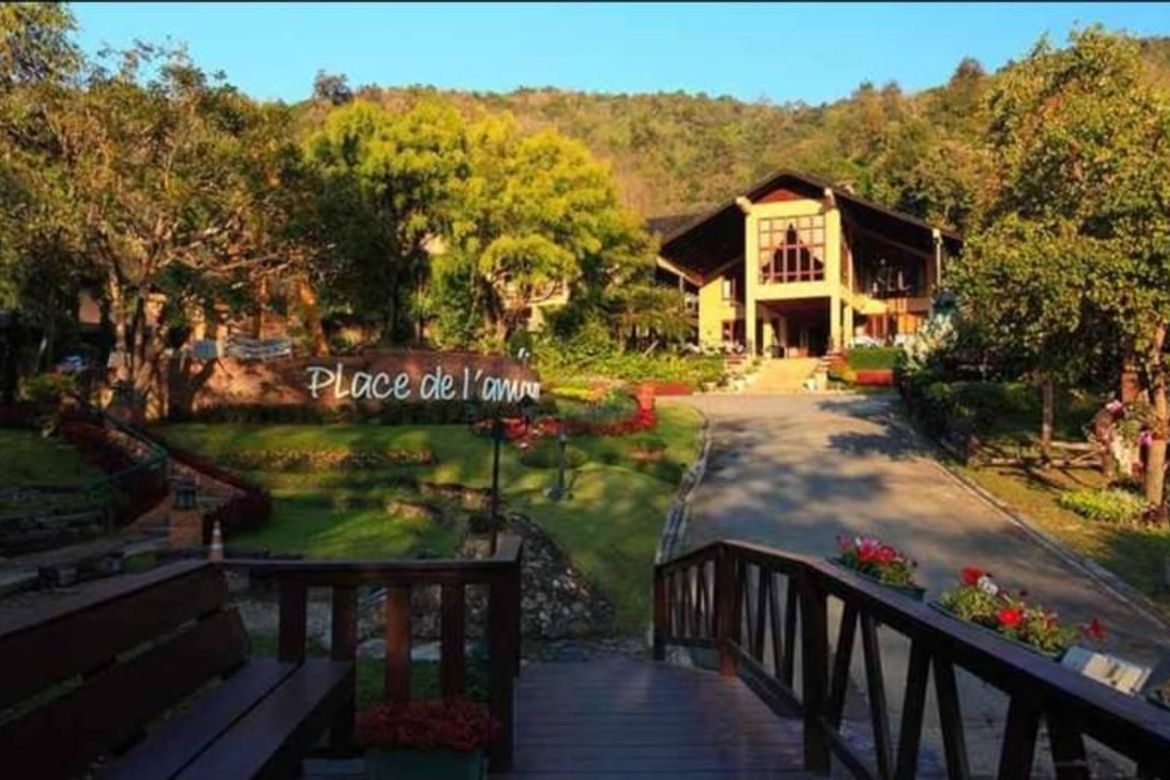 Vacation home for sale For those who love to live with nature on the surrounding valley. It is an English style villa.-J-LN073