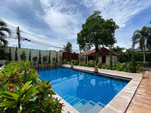 A lovely family home with pool for sale in Sankhampeang