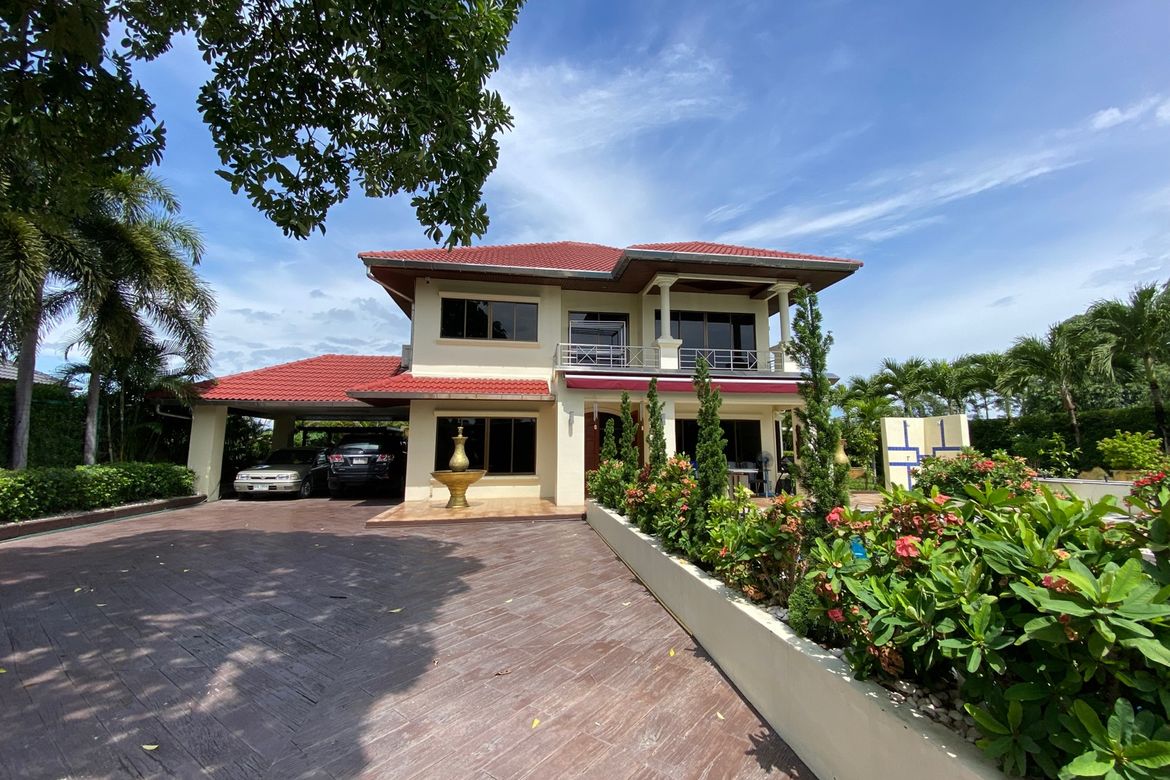 A lovely family home with pool for sale in Sankhampeang