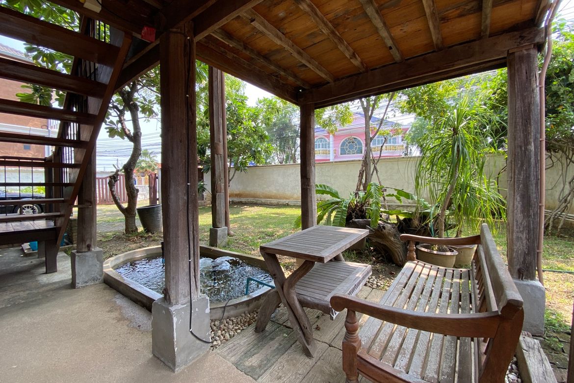 A charming wooden Thai house for sale in Sankhampeang