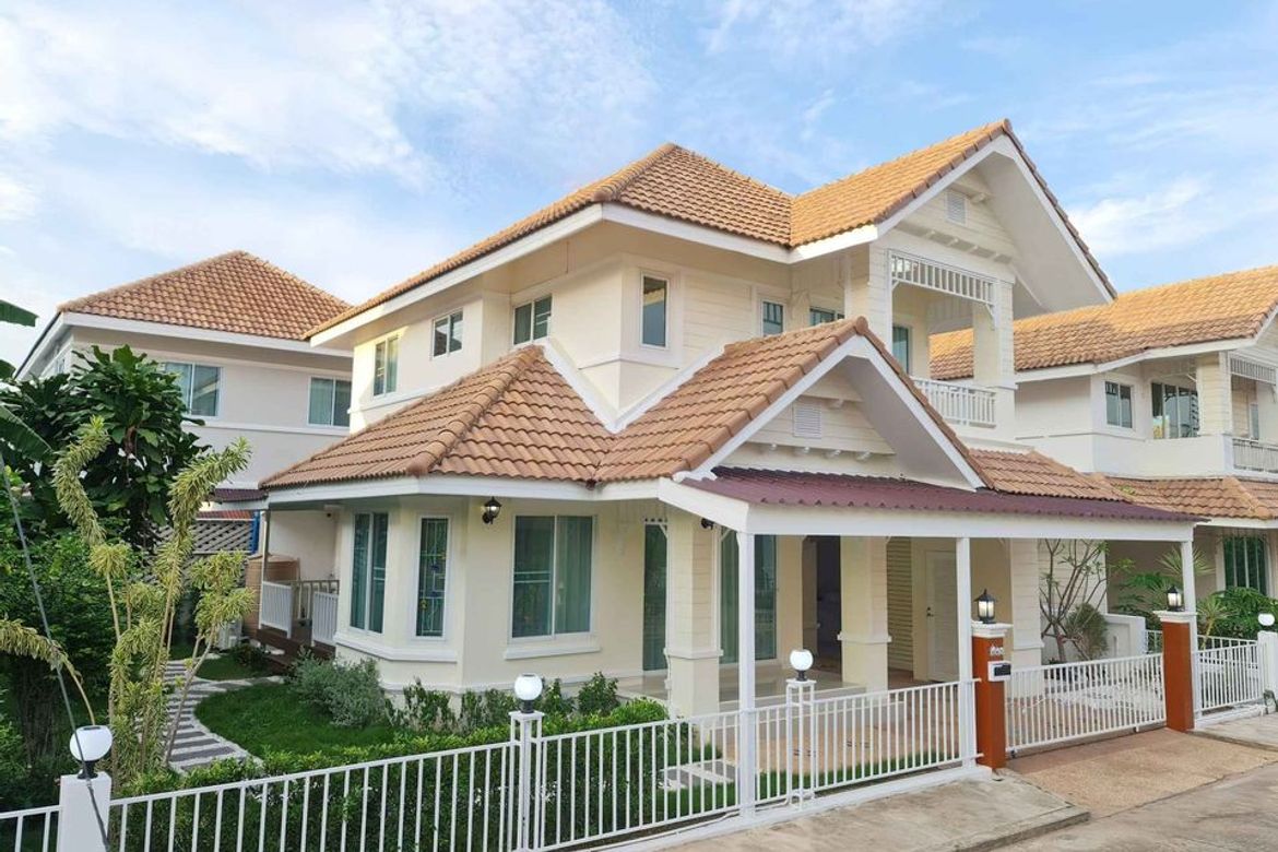 2-storey house in the San Sai Luang zone project Beautiful inside and outside