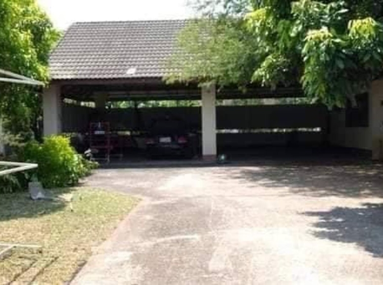 2 storey detached house for sale. Beautiful and shady house. The land is wide and has a lawn in front of the house.-J-KK002