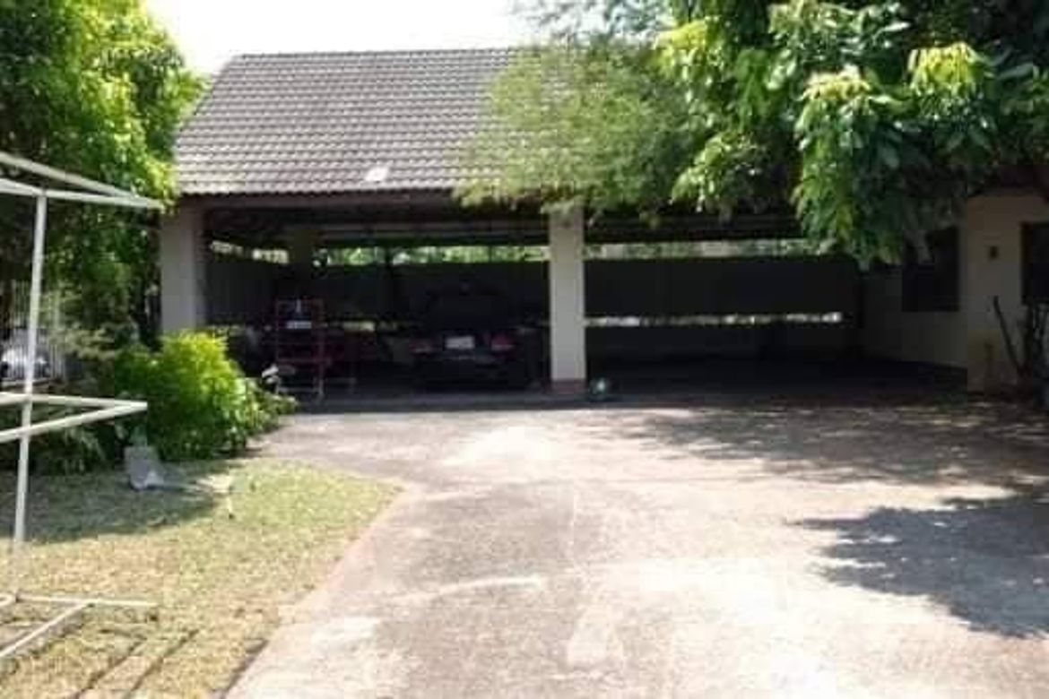 2 storey detached house for sale. Beautiful and shady house. The land is wide and has a lawn in front of the house.-J-KK002