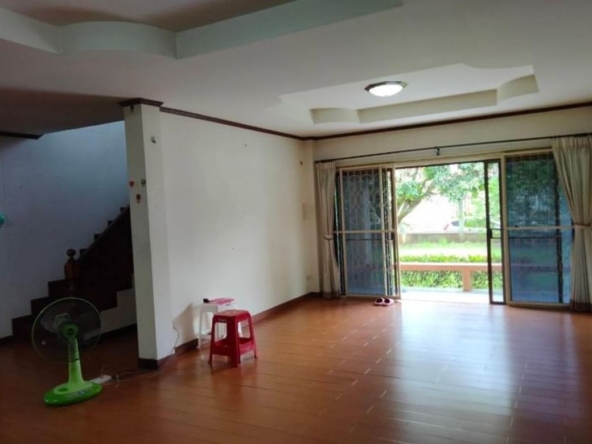 2 storey detached house for sale. Beautiful and shady house. The land is wide and has a lawn in front of the house.-J-KK002