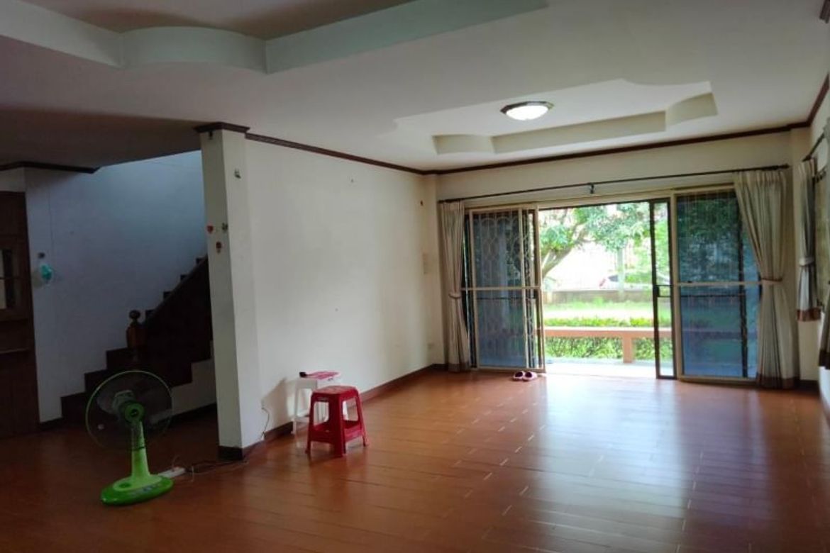 2 storey detached house for sale. Beautiful and shady house. The land is wide and has a lawn in front of the house.-J-KK002