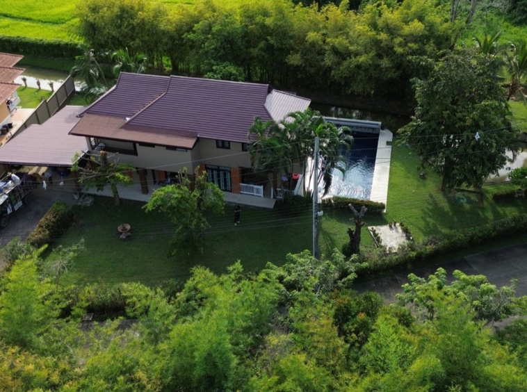 A pool villa with 2 bedroom house for rent or sale in Doi Saket