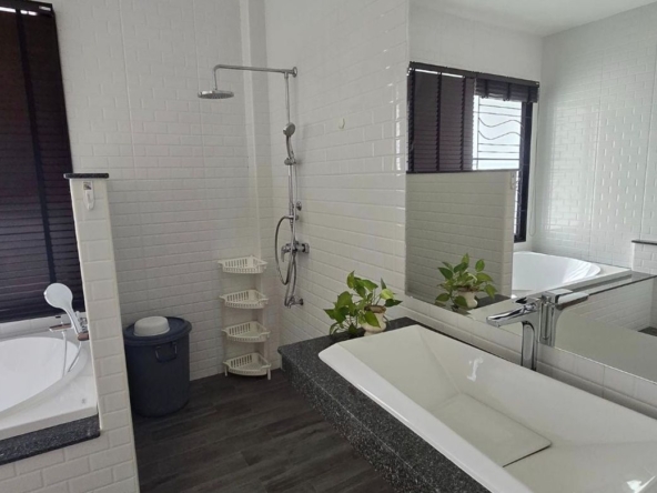 5 bathrooms-SM-Sta-1733