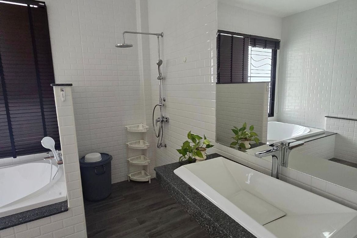 5 bathrooms-SM-Sta-1733