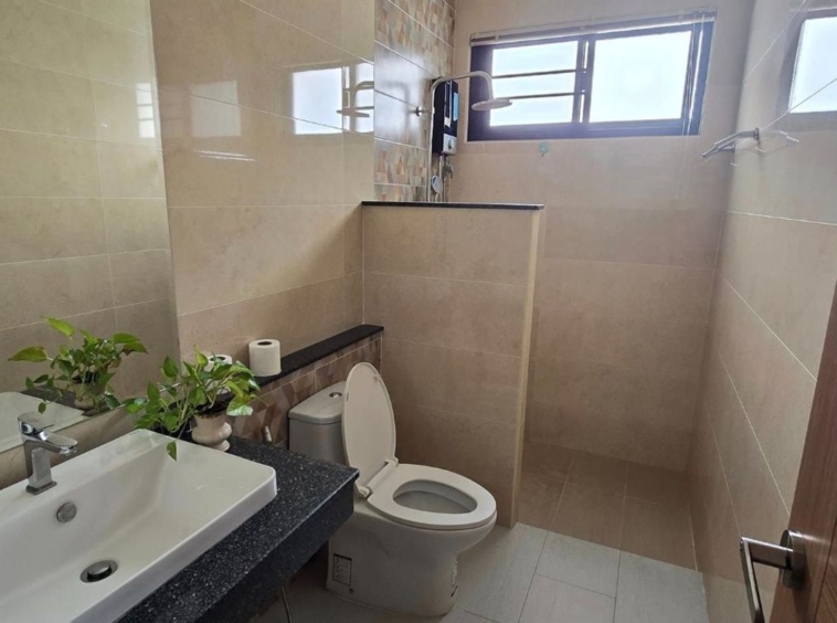 5 bathrooms-SM-Sta-1733