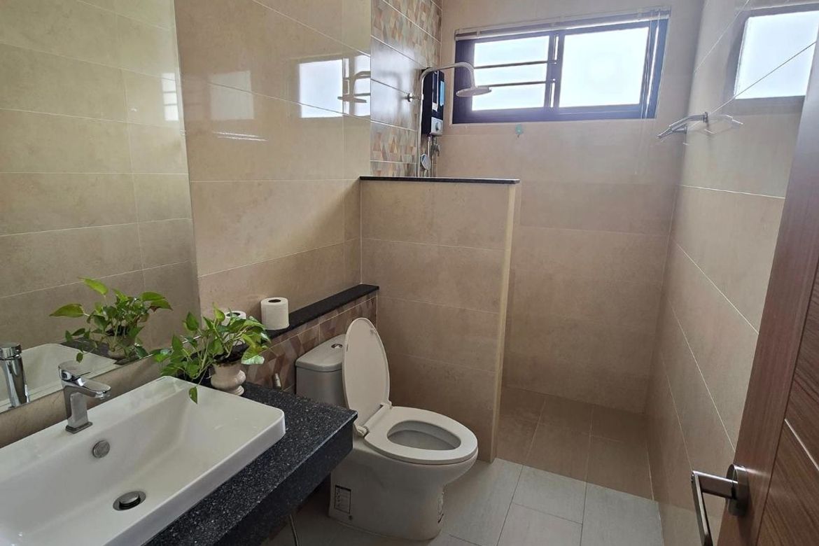 5 bathrooms-SM-Sta-1733