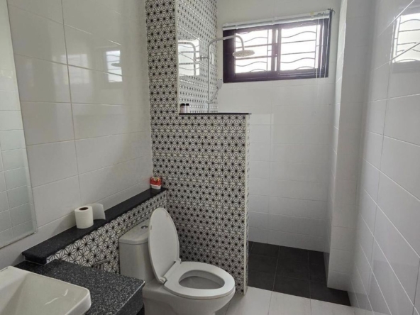 5 bathrooms-SM-Sta-1733