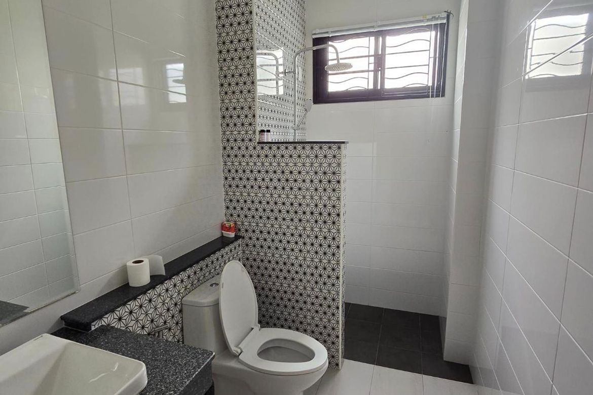 5 bathrooms-SM-Sta-1733