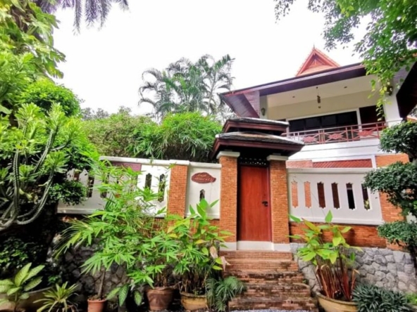 Gorgeous house mixed between Thai Lanna style and western style.  House for sale in Aumphur Sansai Chiangmai.-J-NT024