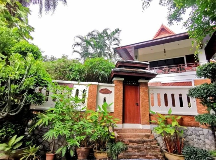 Gorgeous house mixed between Thai Lanna style and western style.  House for sale in Aumphur Sansai Chiangmai.-J-NT024