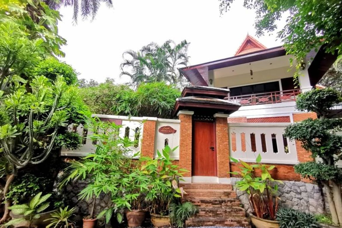 Gorgeous house mixed between Thai Lanna style and western style.  House for sale in Aumphur Sansai Chiangmai.-J-NT024