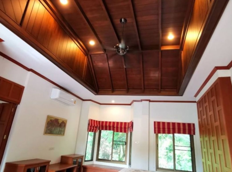 Gorgeous house mixed between Thai Lanna style and western style.  House for sale in Aumphur Sansai Chiangmai.-J-NT024