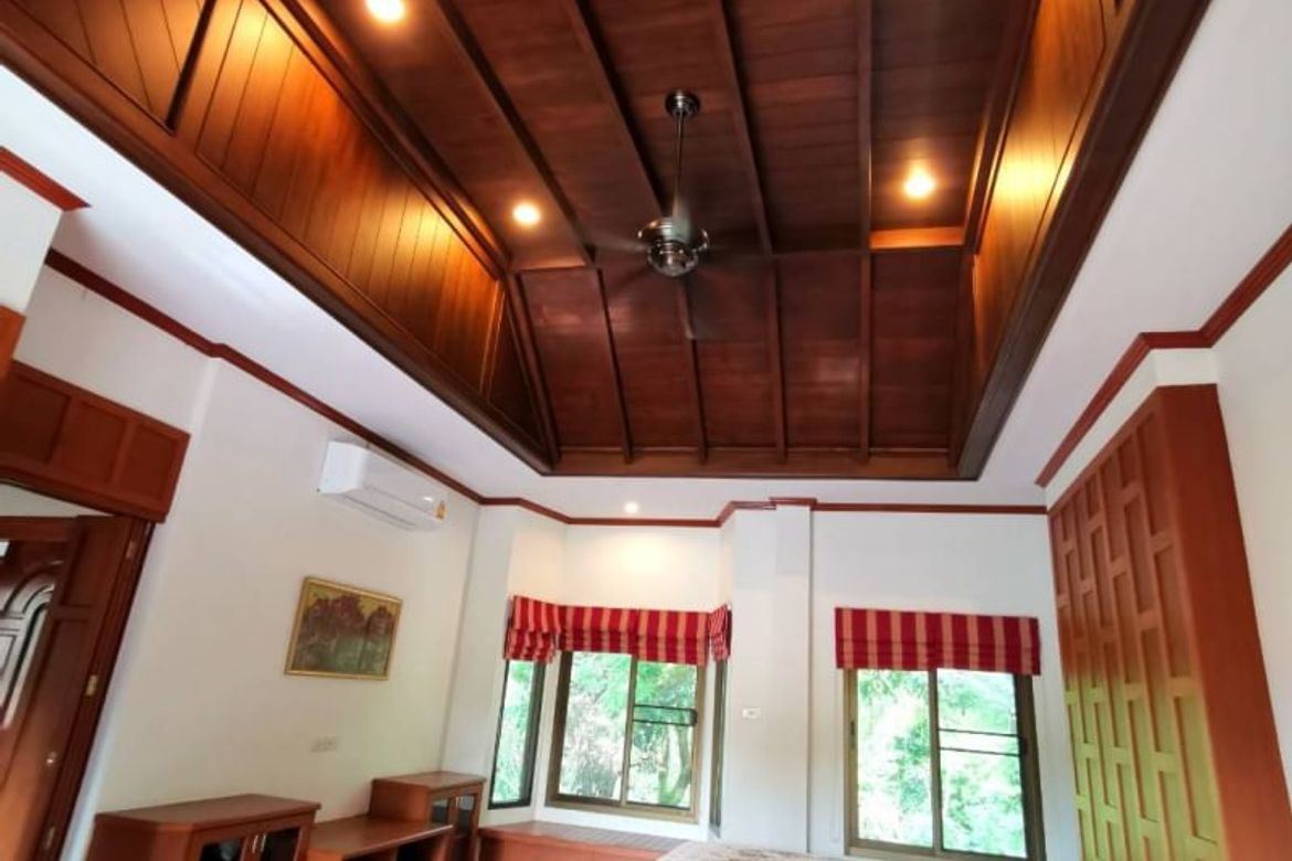 Gorgeous house mixed between Thai Lanna style and western style.  House for sale in Aumphur Sansai Chiangmai.-J-NT024