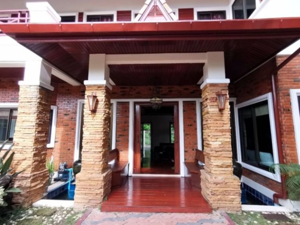 Gorgeous house mixed between Thai Lanna style and western style.  House for sale in Aumphur Sansai Chiangmai.-J-NT024