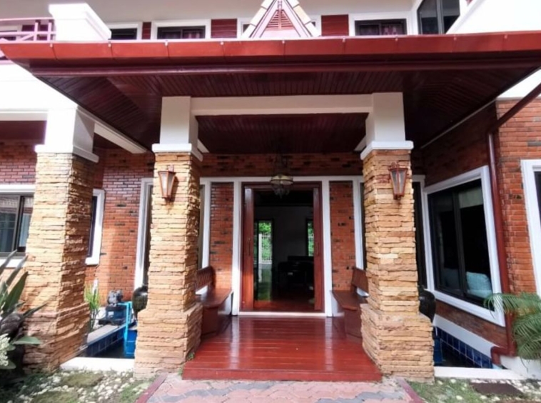 Gorgeous house mixed between Thai Lanna style and western style.  House for sale in Aumphur Sansai Chiangmai.-J-NT024