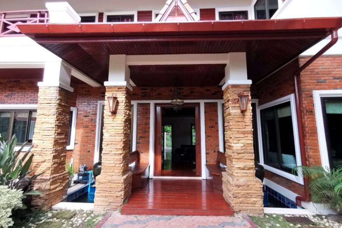 Gorgeous house mixed between Thai Lanna style and western style.  House for sale in Aumphur Sansai Chiangmai.-J-NT024