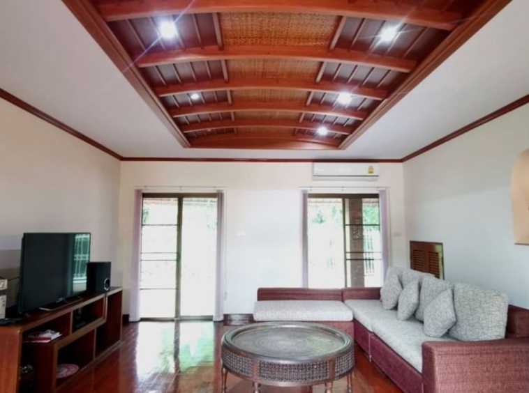 Gorgeous house mixed between Thai Lanna style and western style.  House for sale in Aumphur Sansai Chiangmai.-J-NT024