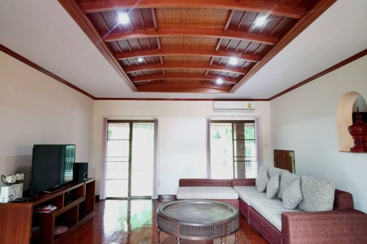 Gorgeous house mixed between Thai Lanna style and western style.  House for sale in Aumphur Sansai Chiangmai.-J-NT024