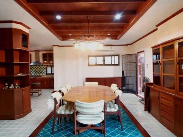 Gorgeous house mixed between Thai Lanna style and western style.  House for sale in Aumphur Sansai Chiangmai.-J-NT024