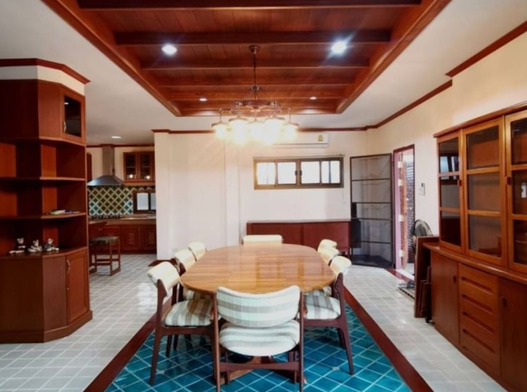 Gorgeous house mixed between Thai Lanna style and western style.  House for sale in Aumphur Sansai Chiangmai.-J-NT024