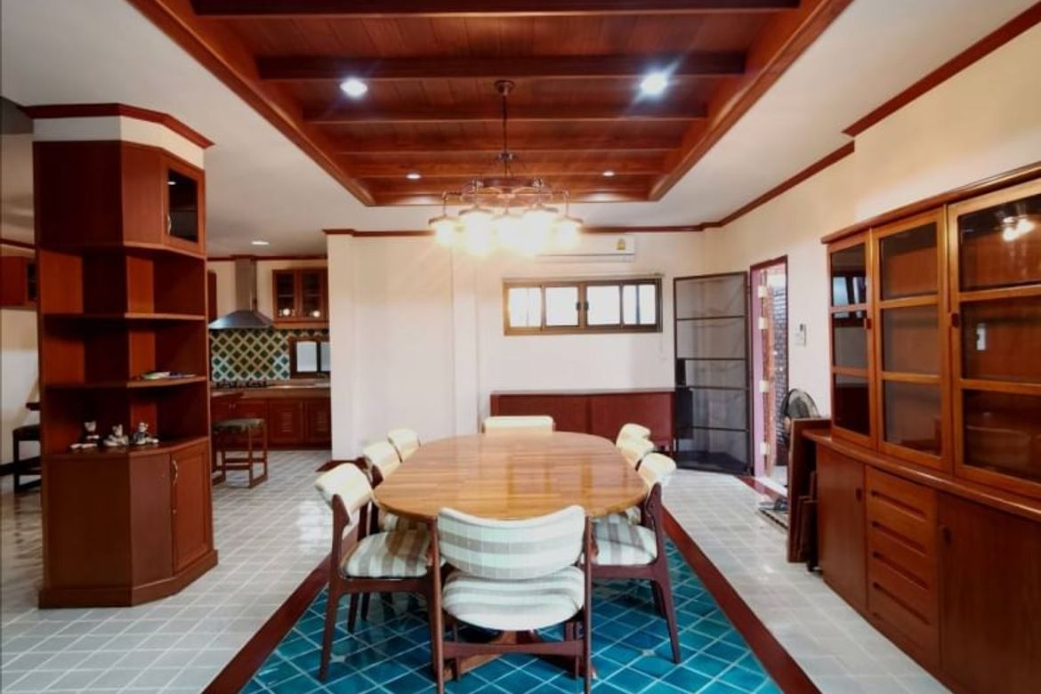 Gorgeous house mixed between Thai Lanna style and western style.  House for sale in Aumphur Sansai Chiangmai.-J-NT024