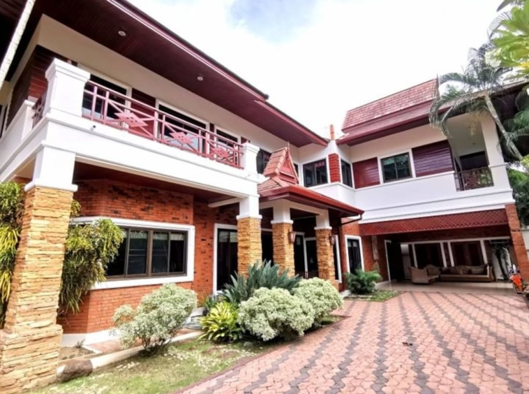 Gorgeous house mixed between Thai Lanna style and western style.  House for sale in Aumphur Sansai Chiangmai.-J-NT024