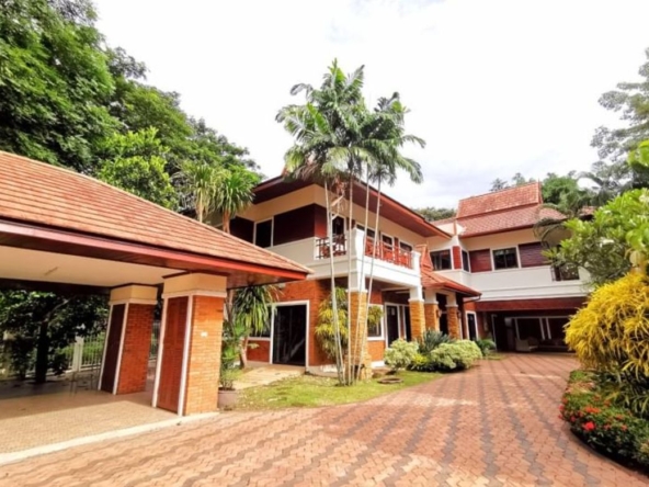 Gorgeous house mixed between Thai Lanna style and western style.  House for sale in Aumphur Sansai Chiangmai.-J-NT024