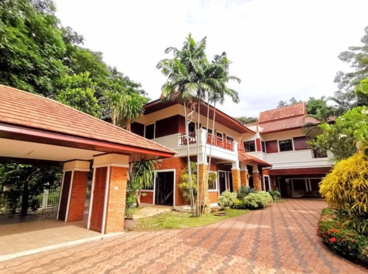 Gorgeous house mixed between Thai Lanna style and western style.  House for sale in Aumphur Sansai Chiangmai.-J-NT024