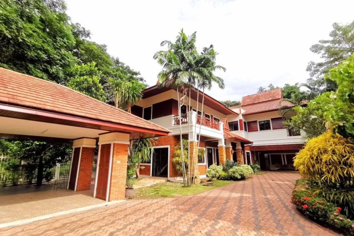 Gorgeous house mixed between Thai Lanna style and western style.  House for sale in Aumphur Sansai Chiangmai.-J-NT024